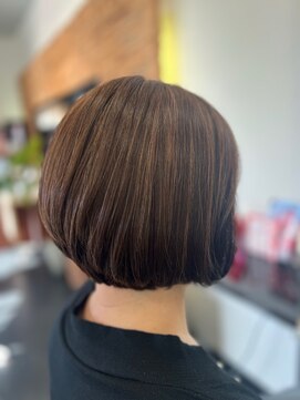 ヘアメイク ウエニ 上本町(HAIR MAKE UE2) 女性らしいラインでまとめるショートカット