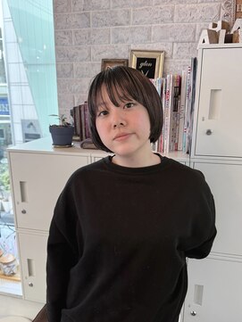 小顔　黒髪　オリーブグレー　リップラインボブ　丸みボブ