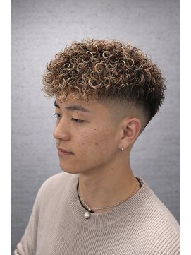 ワンワンオー バーバーショップ 長浜店(@110 BARBER SHOP) 【ハイトーン×スペインカール】エッジの効いた外国人風スタイル