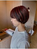黒髪×赤ハイライトのコントラストが魅せる丸みショート