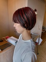 シー 岡崎(,SHE)&nbsp;黒髪×赤ハイライトのコントラストが魅せる丸みショート