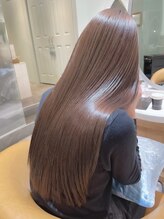 【強い癖からハイダメージ毛施術可】ダメージを極限に抑えたこだわりの縮毛矯正の特徴　縮毛矯正/髪質改善