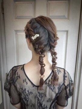 アロマ ヘアー ルーム 新宿3号店(AROMA hair room) 編み込みツイン/カジュアルガーリー/パールアクセアレンジ