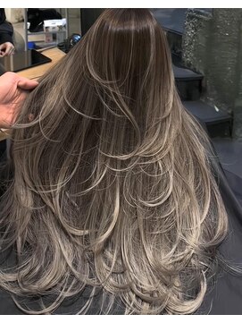 ヌエン 渋谷(NU/EN) シャンパンベージュバレイヤージュ/バタフライレイヤーカット