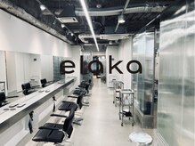 イラカ(elaka)の雰囲気(ガラスを通して自然光が入る都会的で落ち着きのある空間)