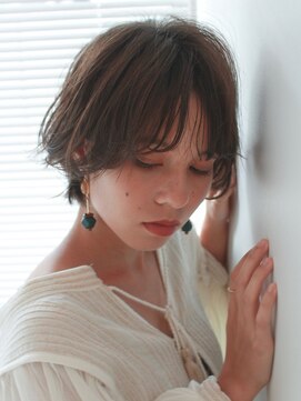 ナチュラル コレット(Natural collet) 長めセンターパートのニュアンスショート