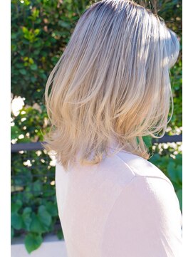 デビュー ヘアーメイク ミディアムレイヤー　ミルクティーベージュ