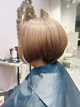 フッタ(Futta) ショートボブ【白髪ぼかし】【ハイライト】【西武新宿駅】