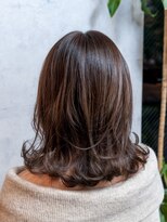 ジェムストーン(Gemstone)&nbsp;アッシュベージュのふんわり外ハネスタイル