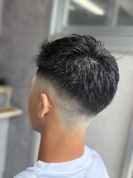 メグロバーバーショップロッポンギ 目黒六(MEGURO BARBER SHOP 6PPONGI) スキンフェード/アップバング