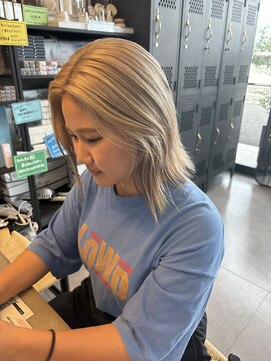 アチーブリス(achieve Liss) ハイトーンホワイトベージュ×サラ艶ミディブリーチ10代20代