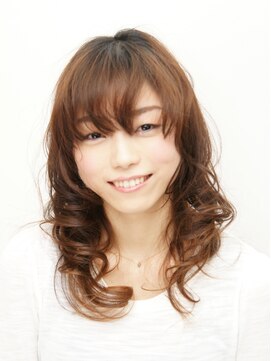 FDFコクリコ グラデカラーで毛先の重さを感じさせない毛先カールスタイル