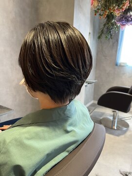 お花と犬と美容室 リバースショート