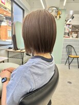 ヒビヲ(HIBIO) ショートボブ切りっぱなしボブタッセルボブミルクティーベージュ