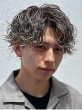 《ハイライトにも対応できるメンズパーマ◎》ダメージを抑えた立体感のあるスタイルに[五井]