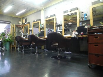 ヘアファクトリーブレス(Hair Factory Bless)の写真/ドライカット講師の経験もある歴20年以上の熟練スタイリストが、あなたの魅力を引き出すカットをご提供◎