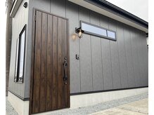 エクリュ(ecru)の雰囲気（広めの駐車場あり◎大通り沿いではないのでゆっくり駐車できます）