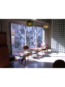 まるでカフェのような個性的なインテリアに囲まれた店内。こだわりの空間で癒しのひと時をお過ごし下さい＊