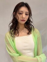 イル(ill)&nbsp;ミディアム コテ巻き パーマ 前髪なし レイヤー 大須