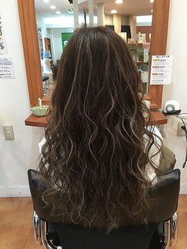 カルフール ロコ 草加西口店(Carrefour LOCO) ”立体感”重視のつい真似たくなるハイライトメッシュ