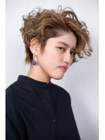 ビハインドザカーテン(BEHIND THE CURTAIN)&nbsp;ベージュ×ウェーブ