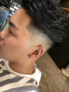 ザ バーバー ルイス(THE BARBER LUI'S) low skin fade　＆　perm
