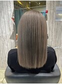 大人可愛いアッシュグレージュ艶髪ストレート