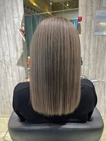 ヘアサロン フラット(hair salon flat) 大人可愛いアッシュグレージュ艶髪ストレート