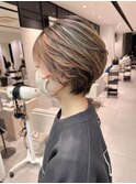 大人かわいいハイライトカラーハンサムショート耳かけ