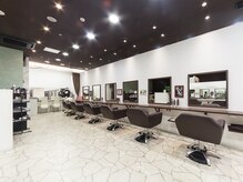 ヘアーデザイン フォルム(hair design Forme)の雰囲気（広々とした店内、広めに配置したセット面でリラックス♪）