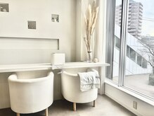 アトリエファゴ ハナミズキ店の雰囲気（自然光が降り注ぐ窓からは広々とした空とロータリーが見えます）