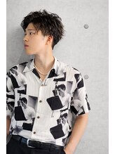 メンズトレンド【フェザーパーマ】★羽のような軽さと躍動感。センターパートで爽やかに