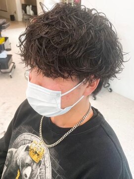 ウェイビーエフティフィフス 横浜西口(WAVEY ft.fifth) センターパート波巻きスパイラルツイストパーマメンズマッシュ