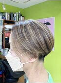 ハイライトミックスのショートスタイル。