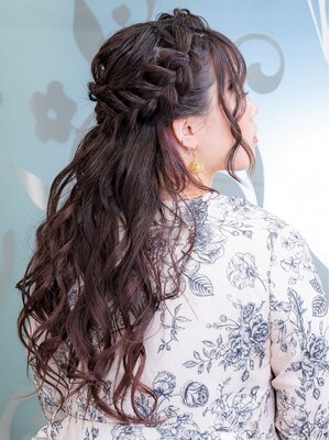 崩れにくいのに、どこから見ても可愛いヘアセットが大人気☆結婚式や卒業式、デートや女子会にもオススメ♪