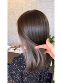 グレージュのイヤリングカラー