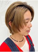 センターパート　ブリーチカラー　顔周りレイヤー　ショート