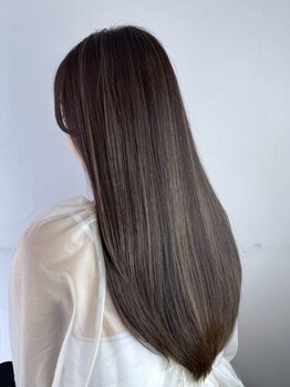 ビーラインブライトリー(Beeline★Brightly)の写真/ヘアケアとストレートスタイルの両立、これが新しいスタンダード◆指通りの良い自然なストレートを叶えます