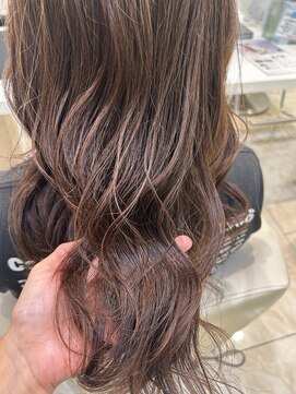 ケンジ 平塚 アネッタ(KENJE annetta) ピンクカラー 巻き髪