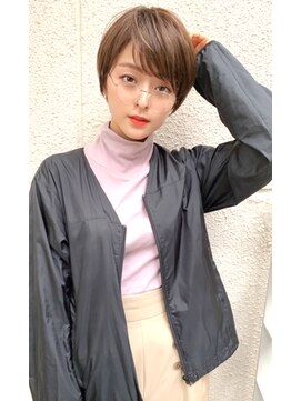 レウナ 外苑前(Reuna) 暗めカラーでも大人可愛く決まる　ひし形ショート小顔ショート