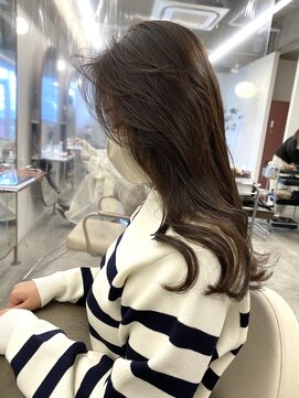 テオ(Theo) Theo/色気バング/ロングレイヤースタイル/ゆるめカール