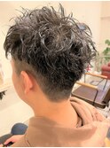 ツイストスパイラルパーマ流行ツーブロックモテ髪マッシュ束感