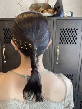 アチーブリス(achieve Liss) ヘアセット 華やかシックな一つ結び 黒髪暗髪 金箔 お呼ばれ