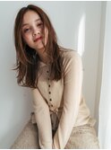 ゆるめのニュアンスカールをパーマでつけてコケティッシュな印象