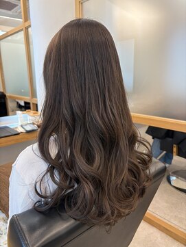 リュクスバトーバイトリコ 船橋南口店(Luxe BATEAU by tricot) グレージュカラー