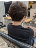 忙しい朝もラクにキマる！フェザーショート×マロンブラウン