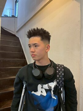 ビーバイエイトジェンツ(Bee by EIGHT GENTS) 刈り上げセンターパート/波巻きツイストスパイラル/心斎橋