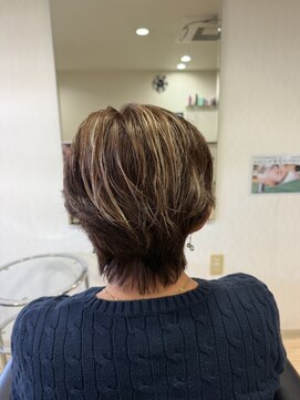 くびれショート×白髪ぼかし（ハイライト）