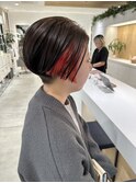 大人インナーカラーレッド赤髪前下がりショート刈り上げ