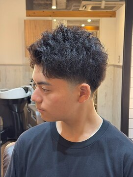 ジェントル(GENTLE) 刈り上げで魅せる無造作カールのメンズショートスタイル